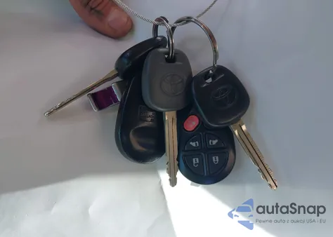 2014 Toyota Sienna Xle V6 8 Passenger z USA, uszkodzony, nr VIN 5TDYK3DC5ES437547